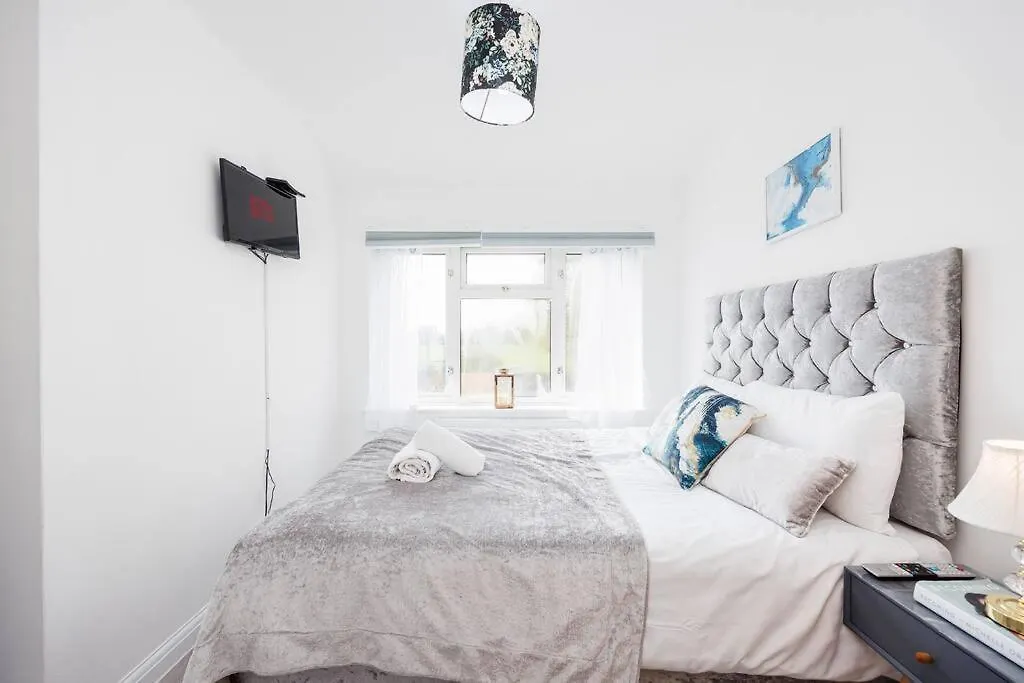 Stunning 2 Bed House With Parking In Dagenham Apartment Goodmayes 0*,