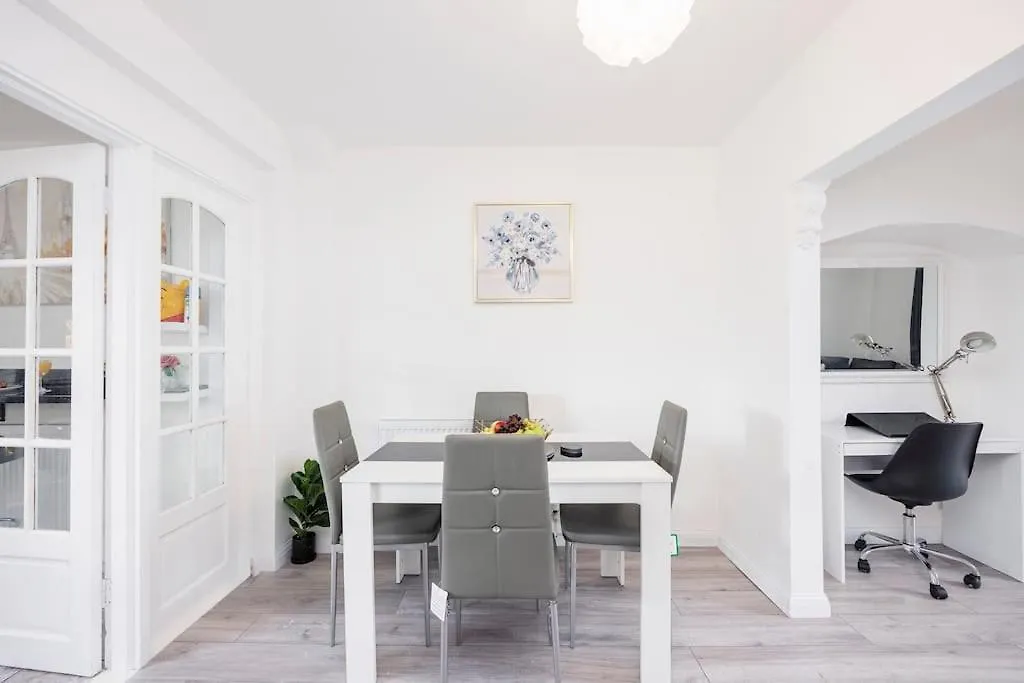 Stunning 2 Bed House With Parking In Dagenham Apartment Goodmayes