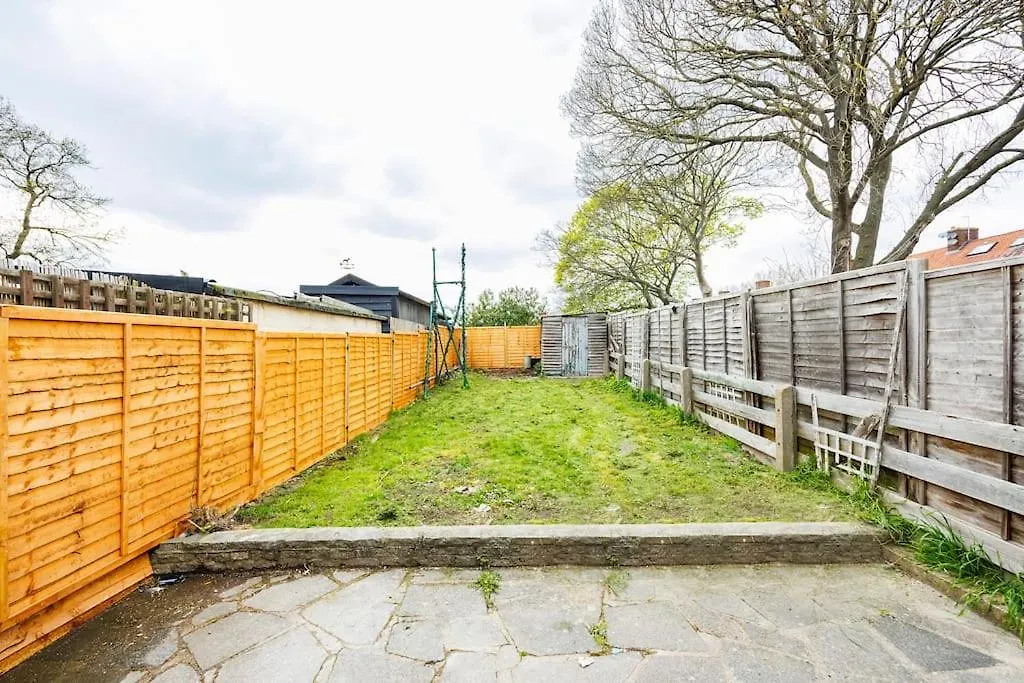Stunning 2 Bed House With Parking In Dagenham Apartment Goodmayes United Kingdom