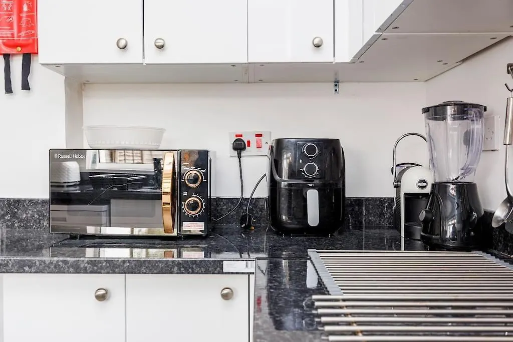 Stunning 2 Bed House With Parking In Dagenham Apartment Goodmayes