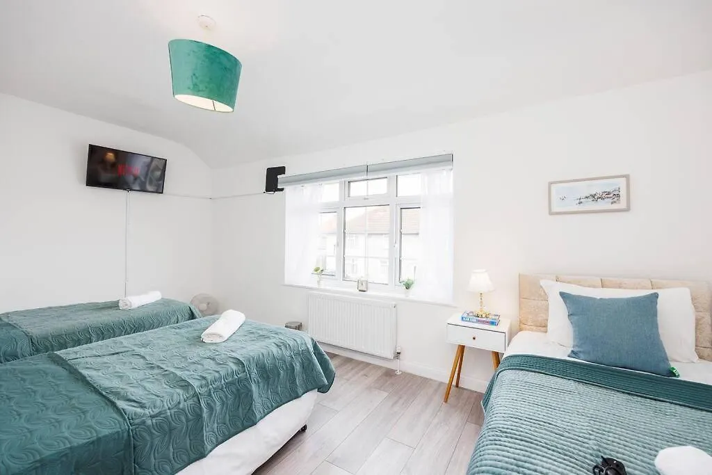 Stunning 2 Bed House With Parking In Dagenham Apartment Goodmayes