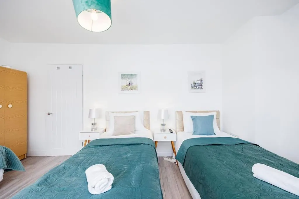 Stunning 2 Bed House With Parking In Dagenham contacts